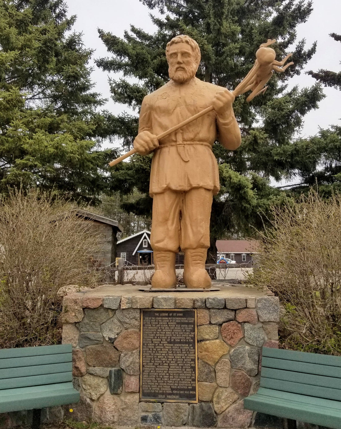 The fibreglass St. Urho statue in Menahga, Minnesota, holding a pitchfork with a giant grasshopper impaled on it. Photo: Skvader, CC BY-SA 4.0, via Wikimedia Commons