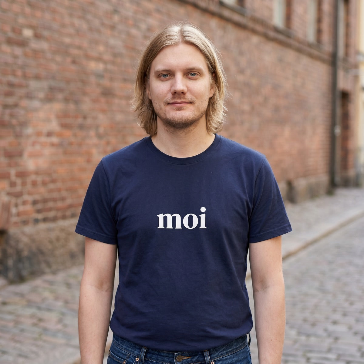 Man wearing the navy Moi Finnish greeting t-shirt, front view