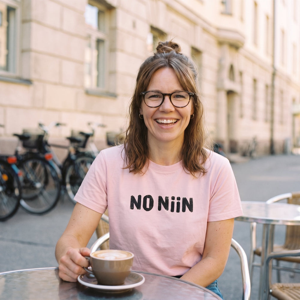Pink No niin t-shirt, Very Finnish Problems
